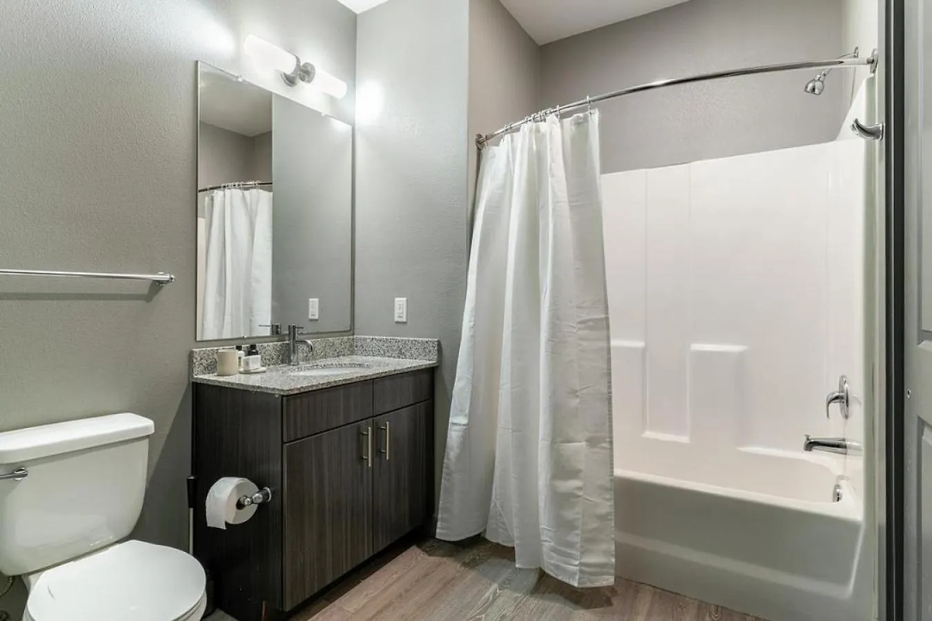 Apartment Landing At The Nine At Memphis - 4 Bedrooms In University