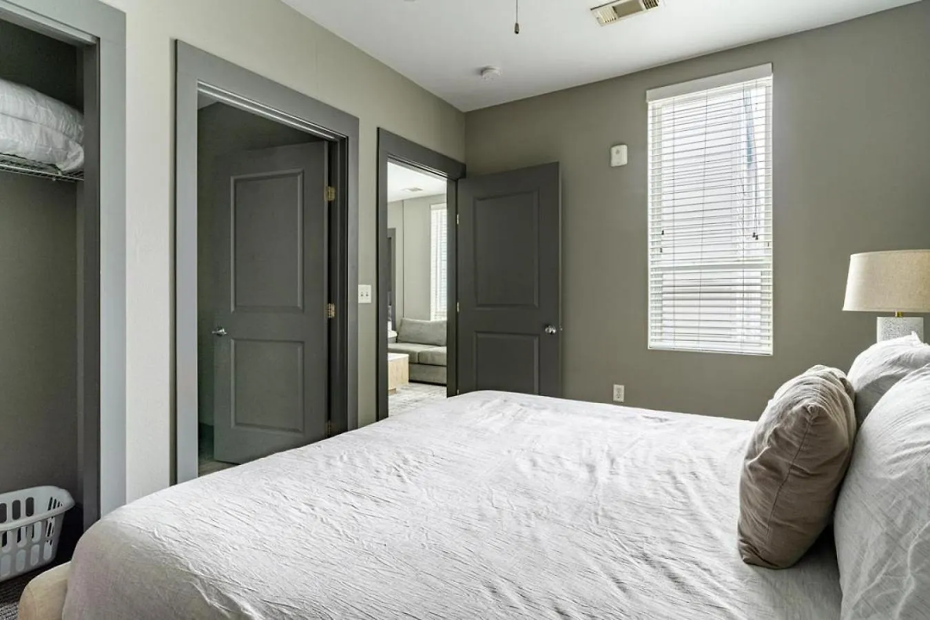 Apartment Landing At The Nine At Memphis - 4 Bedrooms In University United States