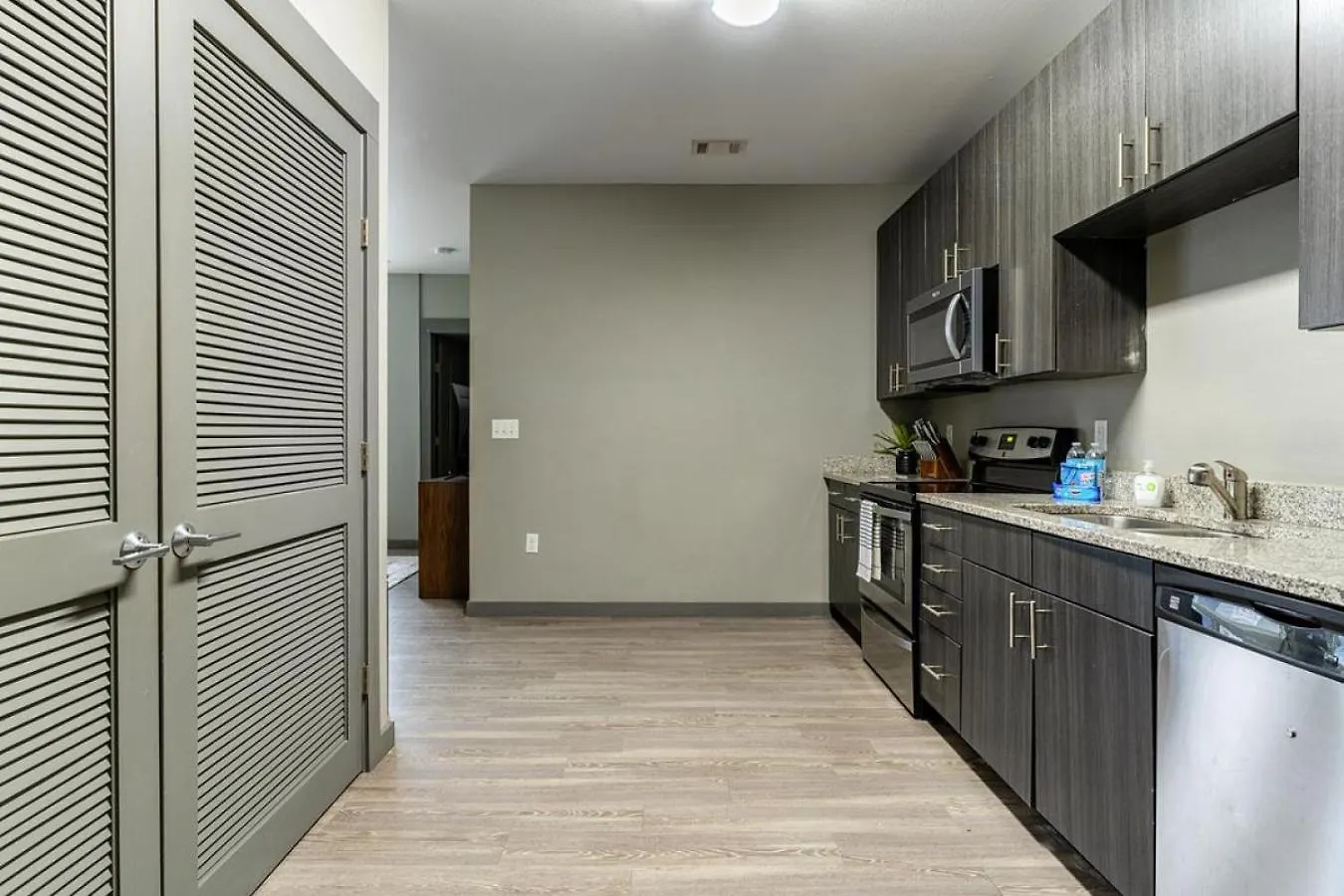 Apartment Landing At The Nine At Memphis - 4 Bedrooms In University